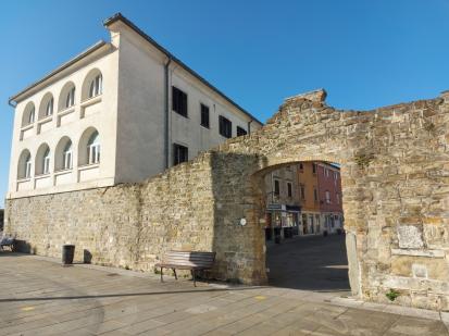Koper - Mestno obzidje na Prešernovem trgu