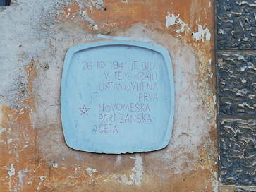 Brezova Reber pri Dvoru - Spominska plošča Novomeški četi