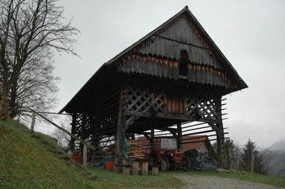 Prapreče - Kozolec na domačiji Prapreče 12