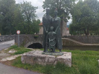 Ribnica - Bronasta skulptura Ribniška partizanska družina