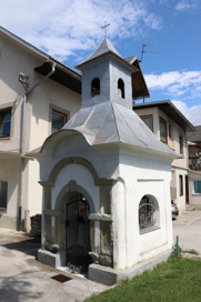 Zapuže - Kapelica sredi vasi