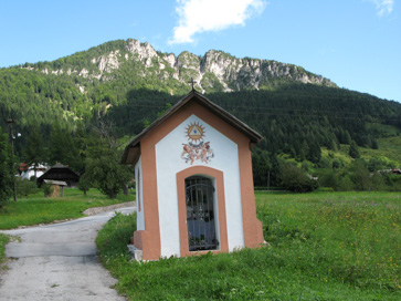Dovje - Kapelica ob cesti pod vasjo