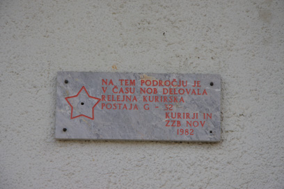 Srednji Vrh nad Martuljkom - Spominska plošča kurirski postaji G-32