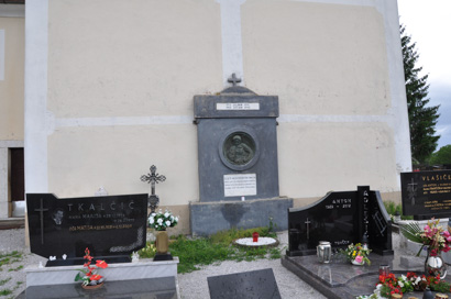 Adlešiči - Spomenik padlim v 1. in 2. svetovni vojni