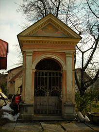 Stara Vrhnika - Kapelica nasproti hiše Stara Vrhnika 53