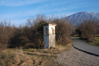 Ravne nad Črničami - Znamenje pred zaselkom Ušaji