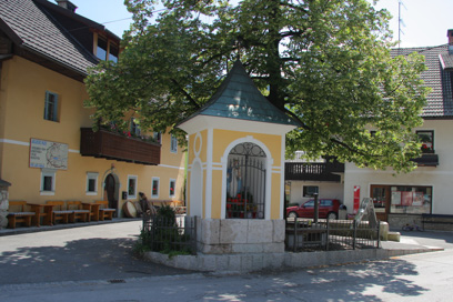 Srednja vas v Bohinju - Vaški trg s kapelico