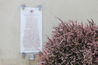 Otoče - Spominska plošča tekstilni zadrugi in padlim članom v NOB