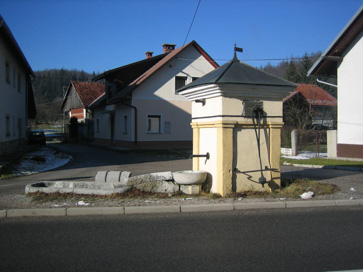 Lož - Vodnjak z napajalnim koritom