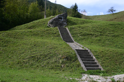Dolenja Trebuša - Spomenik artileriji IX. korpusa
