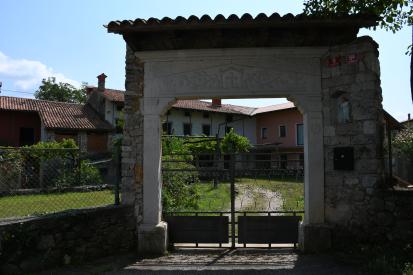 Vojščica - Porton domačije Vojščica 5