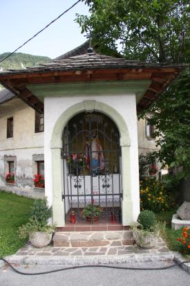 Smokuč - Kapelica sredi vasi