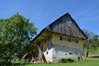 Podlog pod Bohorjem - Gmajnškova hiša z gospodarskim poslopjem