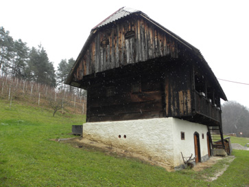 Vrbno - Kašča na domačiji Vrbno 40