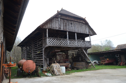 Dolenje Kronovo - Kašča in toplar na domačiji Dolenje Kronovo 22