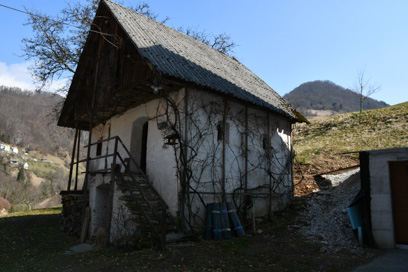 Straža pri Cerknem - Kašča na domačiji Straža 30
