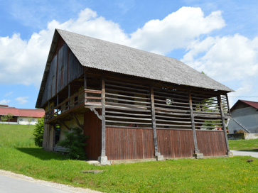Dvor pri Šmarju - Gospodarsko poslopje na domačiji Dvor 13