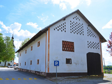 Kristan Vrh - Župnijsko gospodarsko poslopje
