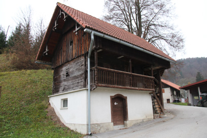 Črnova - Kašča na domačiji Črnova 13