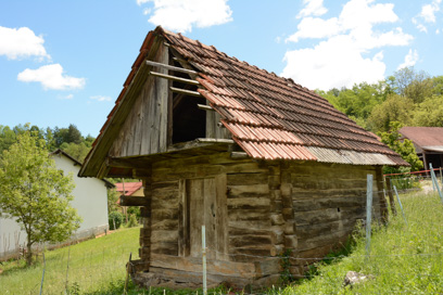 Velika Lahinja - Kašča pri hiši Velika Lahinja 9