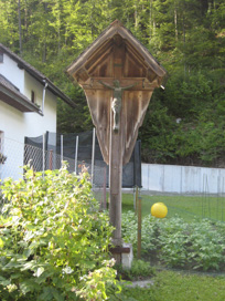 Nemilje - Razpelo ob hiši Nemilje 1