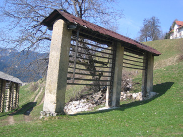Dražgoše - Kozolec pri hiši Dražgoše 25