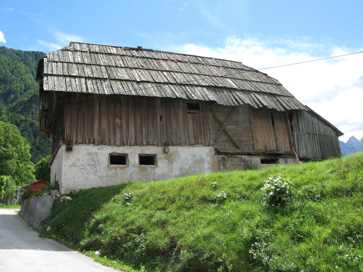 Mojstrana - Gospodarsko poslopje pri hiši Kurirska pot 12