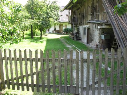 Mojstrana - Gospodarsko poslopje domačije Ulica Janeza Polde 1
