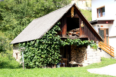 Koroška Bela - Sušilnica pri hiši Koroška 1