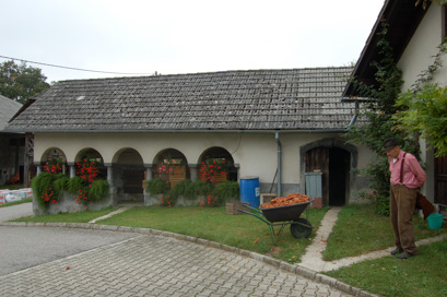 Peče - Svinjaki pri hiši Peče 2