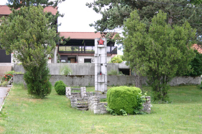 Knežak - Spomenik in grobnica NOB