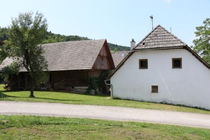 Dole pod Sveto Trojico - Domačija Dole pod Sv. Trojico 1