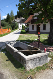 Kranjska Gora - Napajalno korito pri hiši Borovška 7