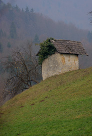 Spodnja Dobrava pri Moravčah - Sušilnica pri hiši Spodnja Dobrava 1