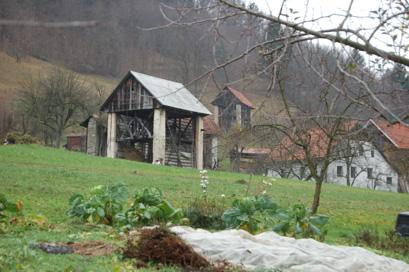Cerkno - Skupina kozolcev in sušilnica