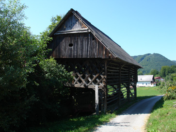 Lukovec nad Boštanjem - Kozolec na domačiji Lukovec 31b