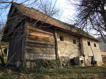 Mali vrh pri Prežganju - Kašča na domačiji Mali vrh pri Prežganju 8