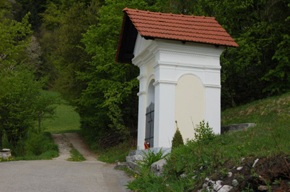 Dešen - Kapelica ob cesti nad vasjo