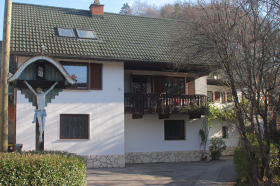 Krašnja - Razpelo pri hiši Krašnja 8a