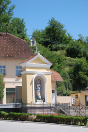 Loka pri Zidanem Mostu - Znamenje z nišo