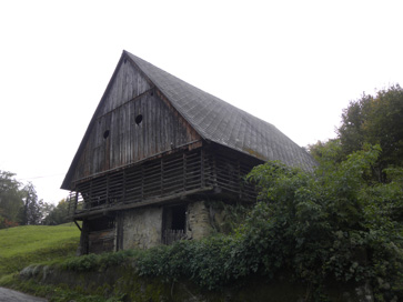 Šentjanž nad Štorami - Gospodarsko poslopje na domačiji Šentjanž 1