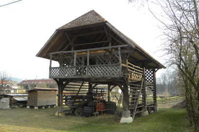 Ljubjana - Kozolec pri hiši Tacenska 64