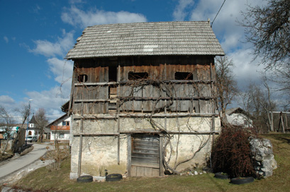 Mali Osolnik - Kašča pri hiši Mali Osolnik 9