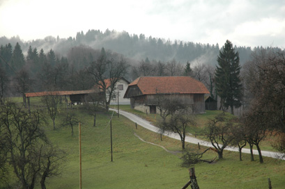 Janče - Pod in kozolec na domačiji Janče 7