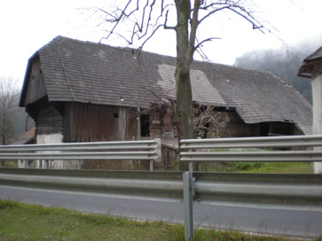 Poljana - Kozolec in gospodarsko poslopje pri cerkvi