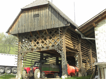 Vrh nad Laškim - Kozolec na domačiji Vrh nad Laškim 8