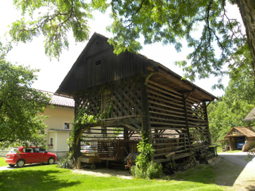 Loke pri Taboru - Kozolec na domačiji Loke 25