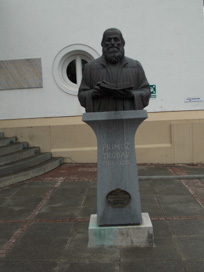 Laško - Doprsni kip Primoža Trubarja pred Kulturnim domom