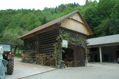 Zgornja Besnica pri Ljubljani - Toplar pri hiši Zgornja Besnica 1