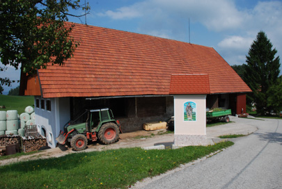 Zavratec - Gospodarski poslopji in kapelica na domačiji Pri Brnku
